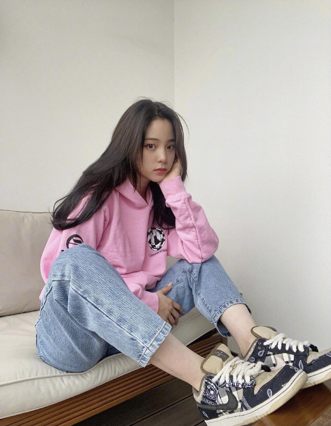 欧阳娜娜减龄穿搭撞衫吴宣仪，粉色卫衣搭配牛仔裤，各显青春元气