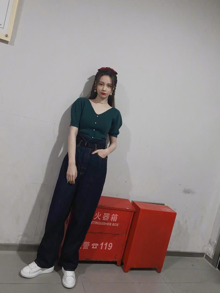 丝巾搭配西装裙子,小丝巾搭配西装外套的最新方法