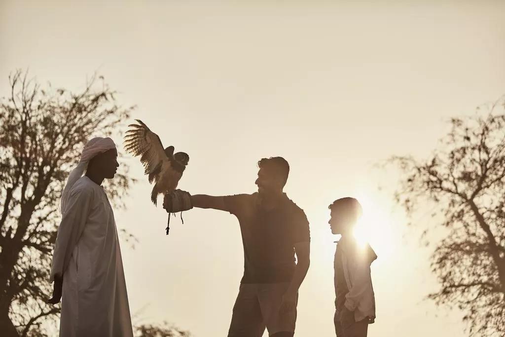 演艺圈里的职业赛车手,他是三个孩子的爸爸的英文怎么说