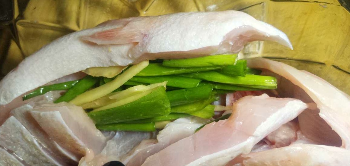 清蒸鲈鱼怎么蒸鱼鱼不烂,清蒸鲈鱼的正确方法没蒸鱼豉油