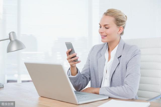 平均一天200的她用的都是LV，年薪百万金领确用百来块的某龙...