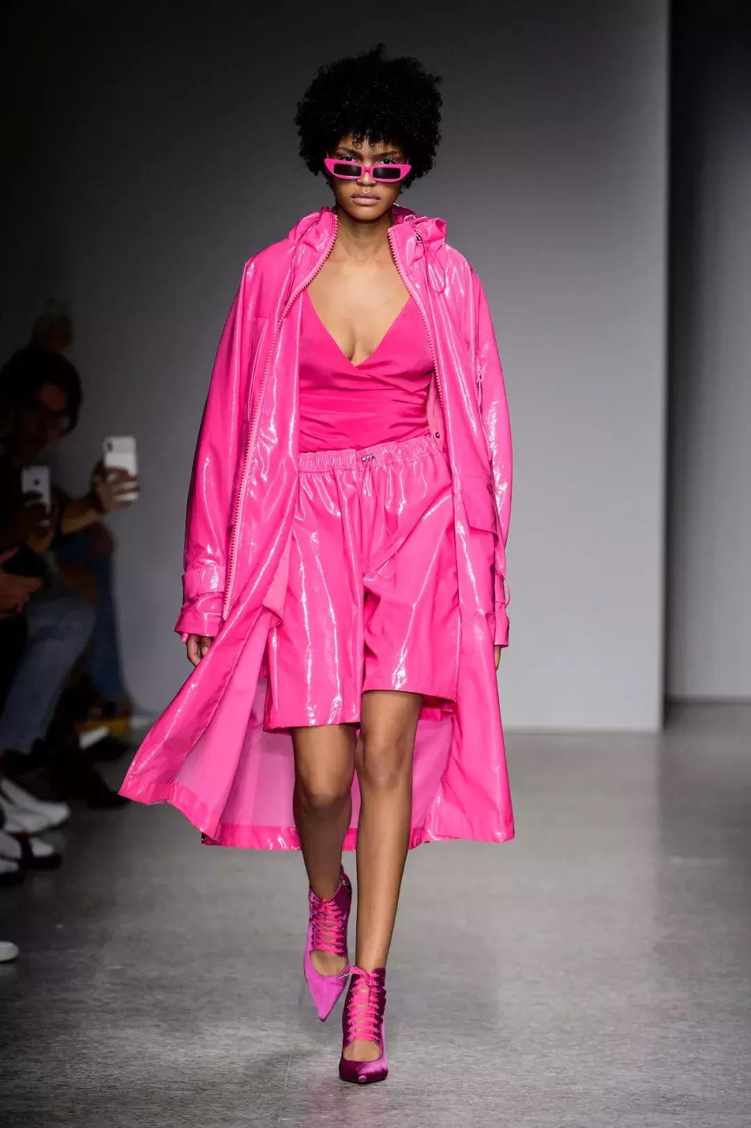 今年爆款皮毛一体女装,高档红色皮毛一体女装新款