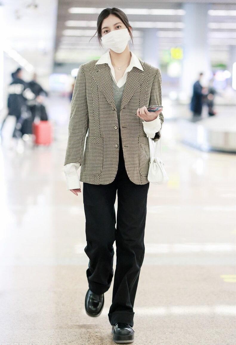 黑色休闲小西装搭配什么牛仔裤,小西装搭配什么样的裤子好看图片