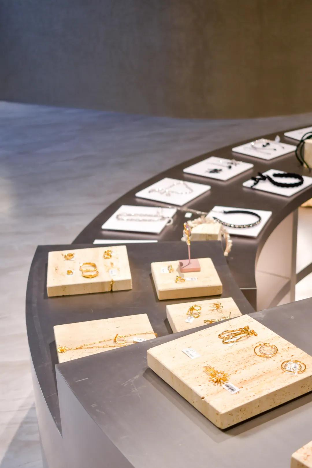 乌鲁木齐买手店有多酷？潮流搭配师坐镇，内藏咖啡吧，一秒出片