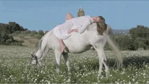 爆款频出的雅顿，原来身体乳也这么好用，抹完皮肤嫩滑自带体香