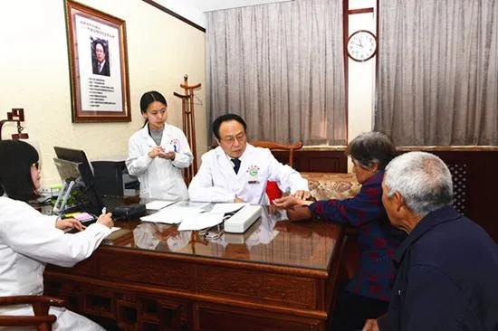 中国抗疫“神药”海外爆红，比国内贵几倍，助推成中国最富有院士