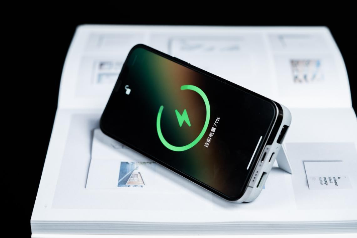 iphone12promax充电宝快充,iphone12pro磁吸无线充电宝评测