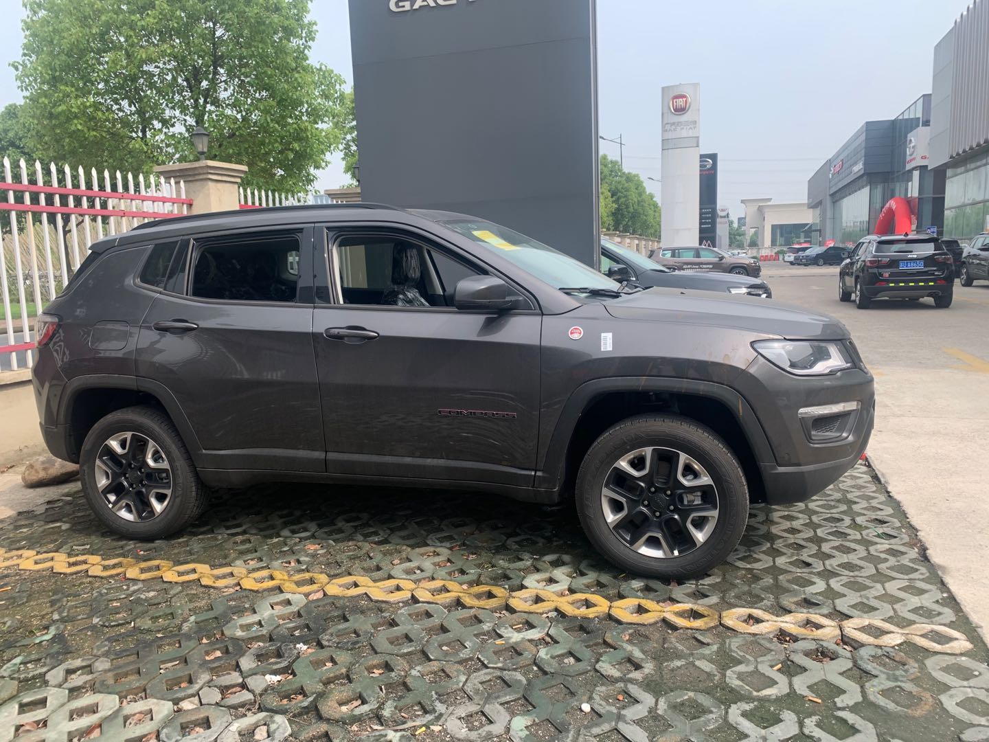 jeep指南者顶配2021,jeep指南者高性能版绕桩测试