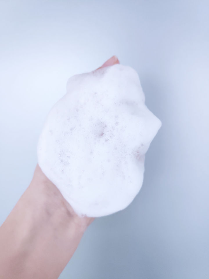 化完妆如何让脸部不那么油腻,化完妆如何让皮肤显得很亮很透