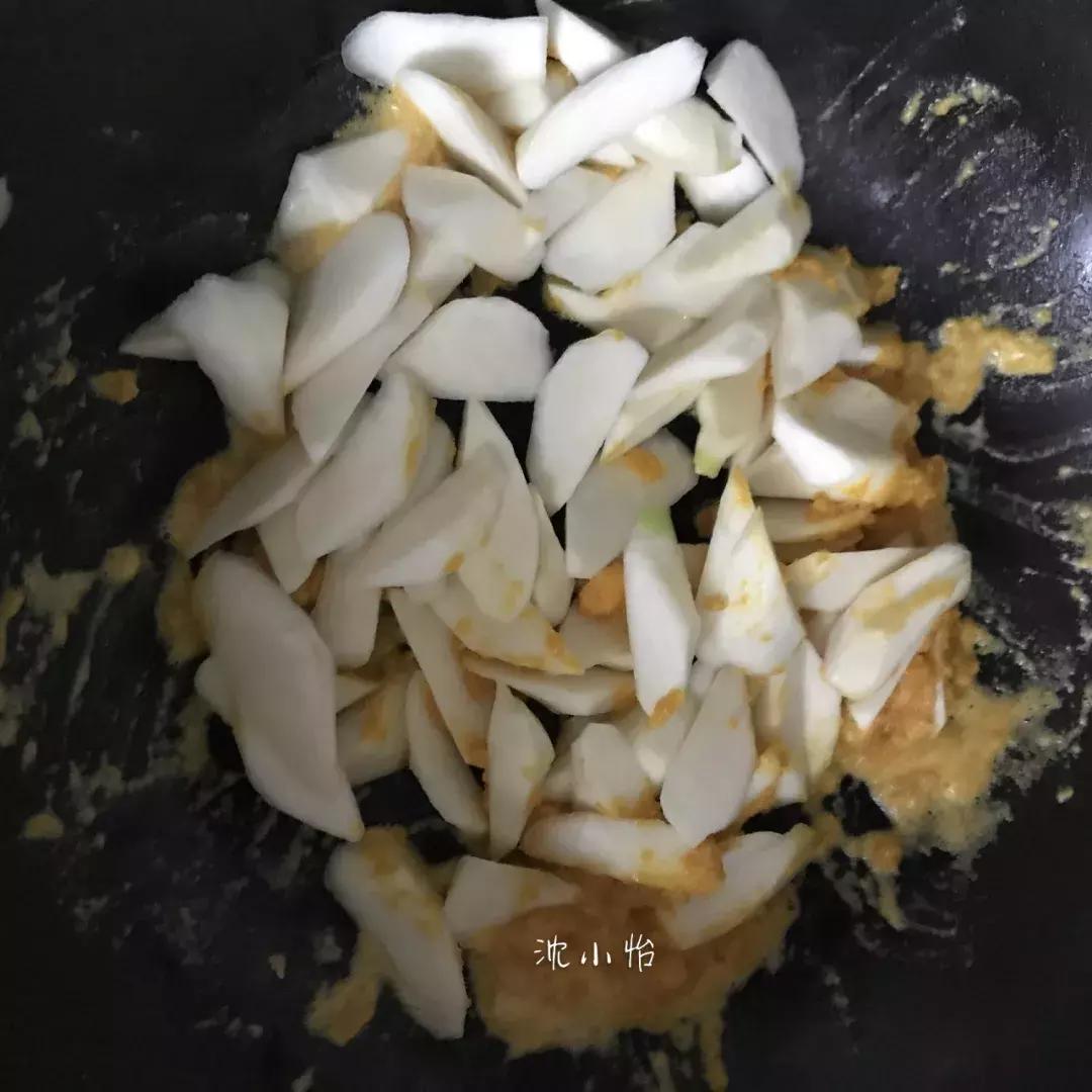 制作咸蛋黄的最好做法,咸蛋黄蒜蓉泥