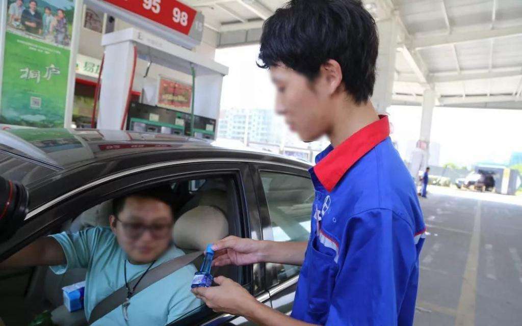 加油站员工骗顾客,加油站员工推销燃油宝合法吗