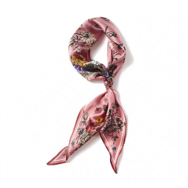 丝巾的气质系法,一条小小的丝巾可以点缀你的气质