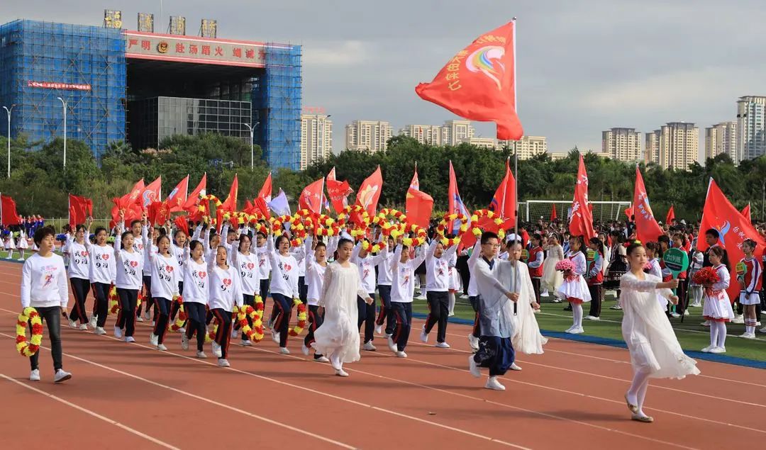 小学秋季田径运动会报道,运动少年展英姿