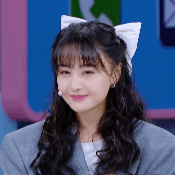 虞书欣说蝴蝶结是她的标志,虞书欣戴发箍