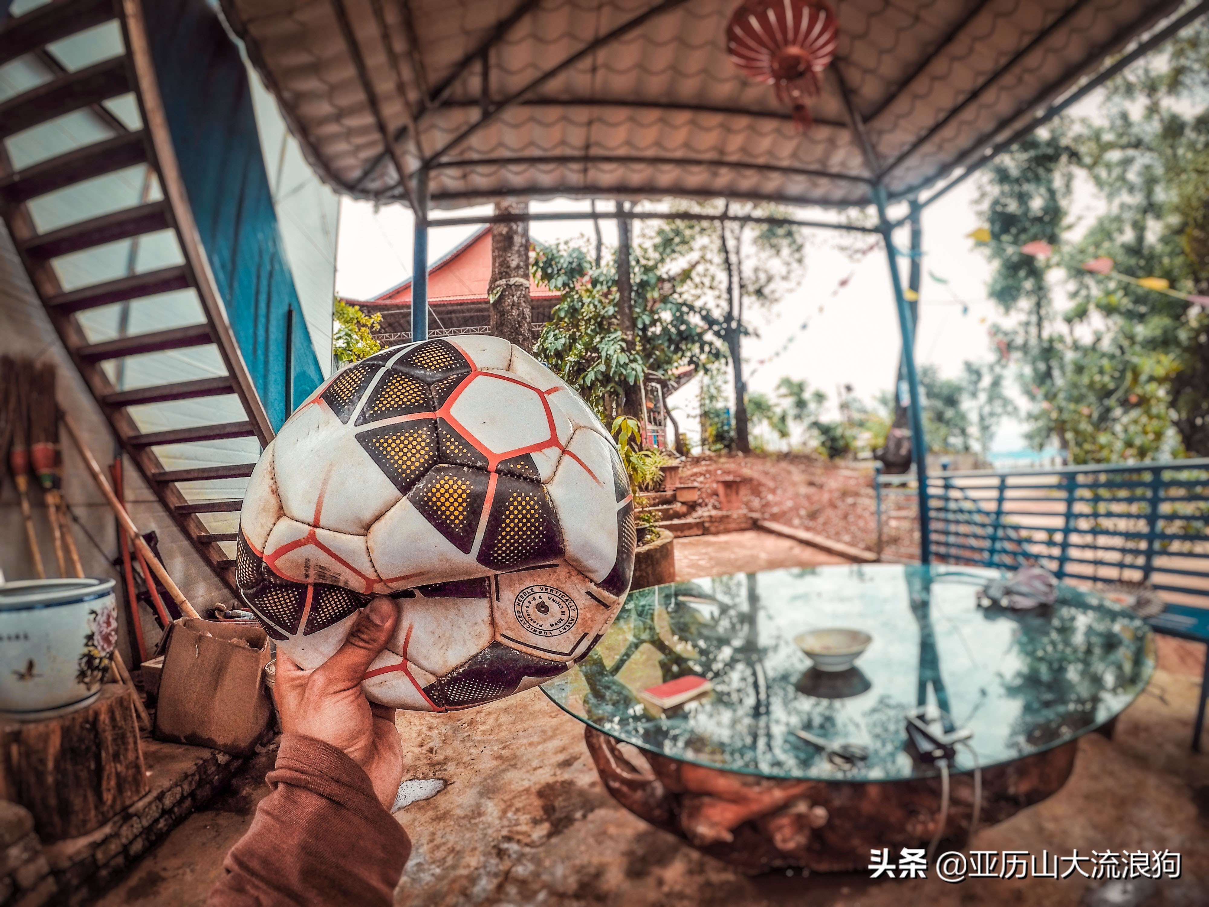 我流浪到中缅边境，发现一座奇特的寺庙，修行的僧人竟都是孩童