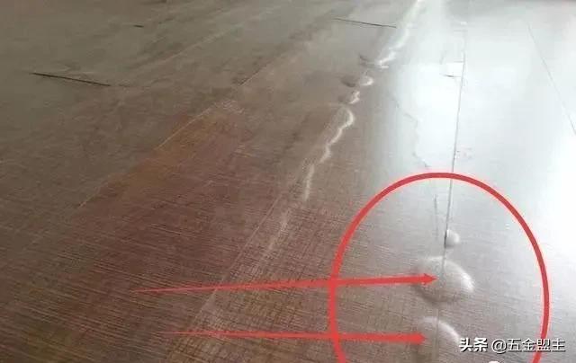 家里地板拱起是怎么回事,瓷砖地板冬天拱起来怎么办