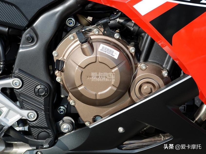 长腿小姐姐骑摩托车,新手的第一辆仿赛摩托车推荐