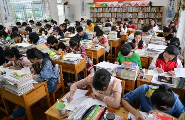 教师的真实工资曝光看完还羡慕吗,教师实际到手工资加公积金