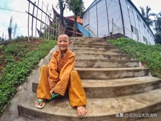 中缅边境的佛寺,旅途中遇到藏区僧人