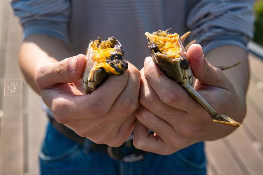 趁着午休两小时，他们在天台上组了个jió盆烤肉趴