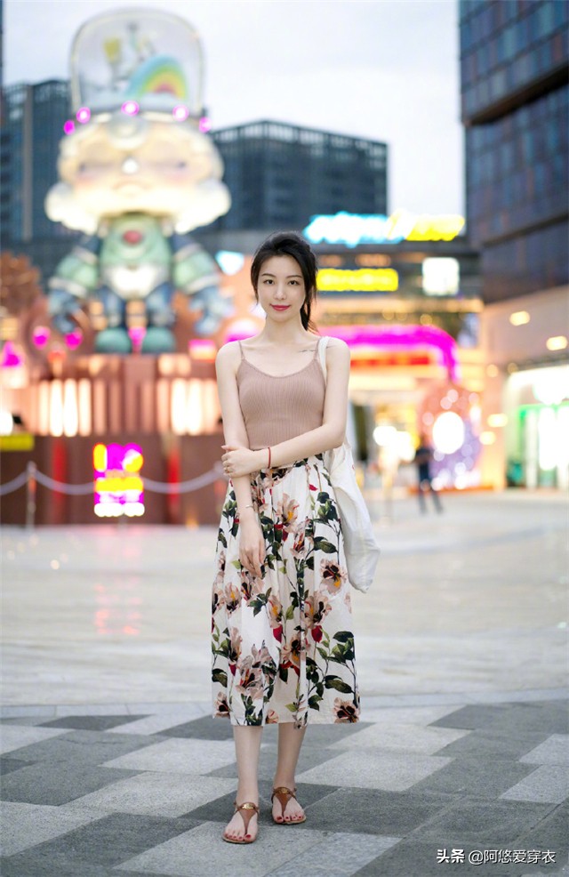 今年流行半身长短款裙,短半身裙搭配的上衣推荐