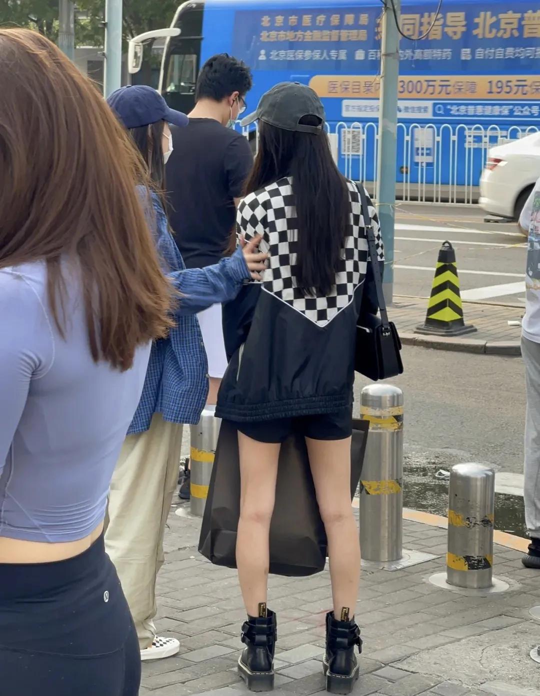 杨幂穿连体短裤时尚大片,杨幂现身粉色风衣配短裤