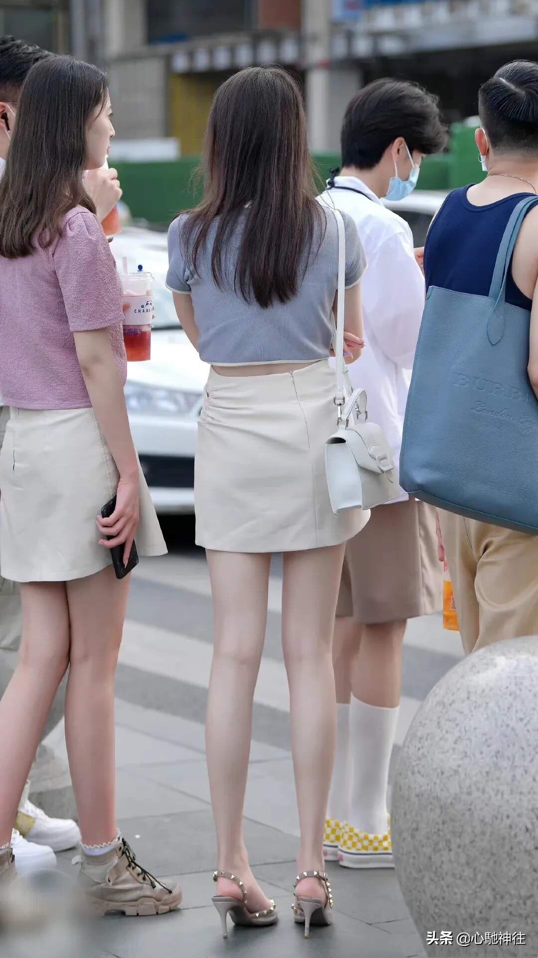 蓝色短袖针织衫搭配,小姐姐白色t恤清纯穿搭