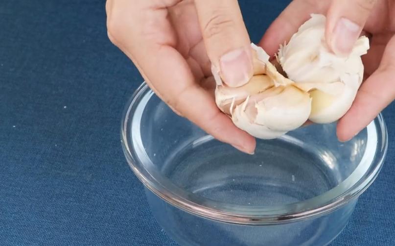 大蒜去皮看准这个小机关，一次剥一颗，30年保姆拿手绝活，真实用