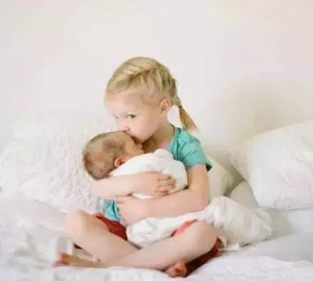 我和弟弟差十岁作文,一个高中女生写的作文