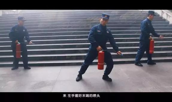 被嘲笑、被看不起的小人物,其实他背负着中国人身上浓浓的人情味