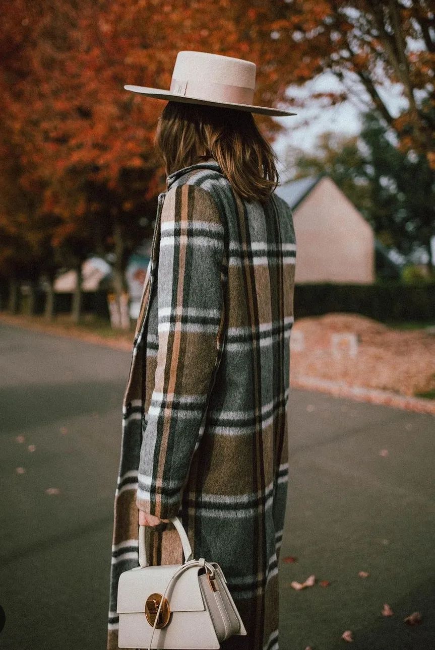 黑白格纹大衣怎么搭配好看,戴帽子黑白格纹大衣怎么搭配好看