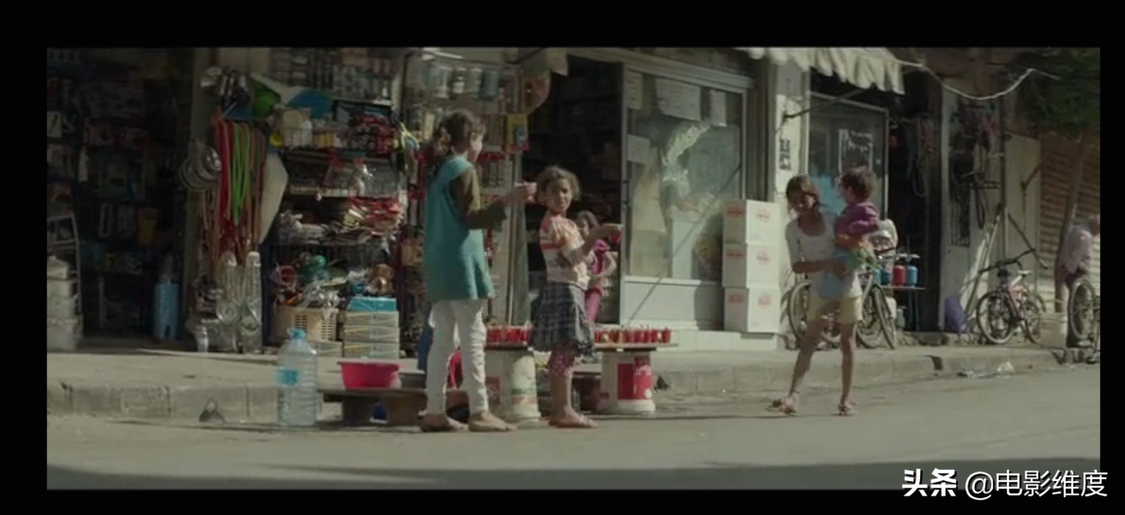 12岁男孩扎因在贫民窟挣扎求生，最后起诉父母生而不养！