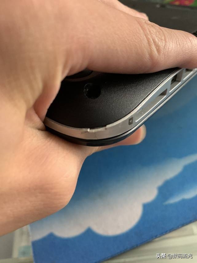 客户电脑摔不开机了，老板说至少500修好，我花三分钟免费修好