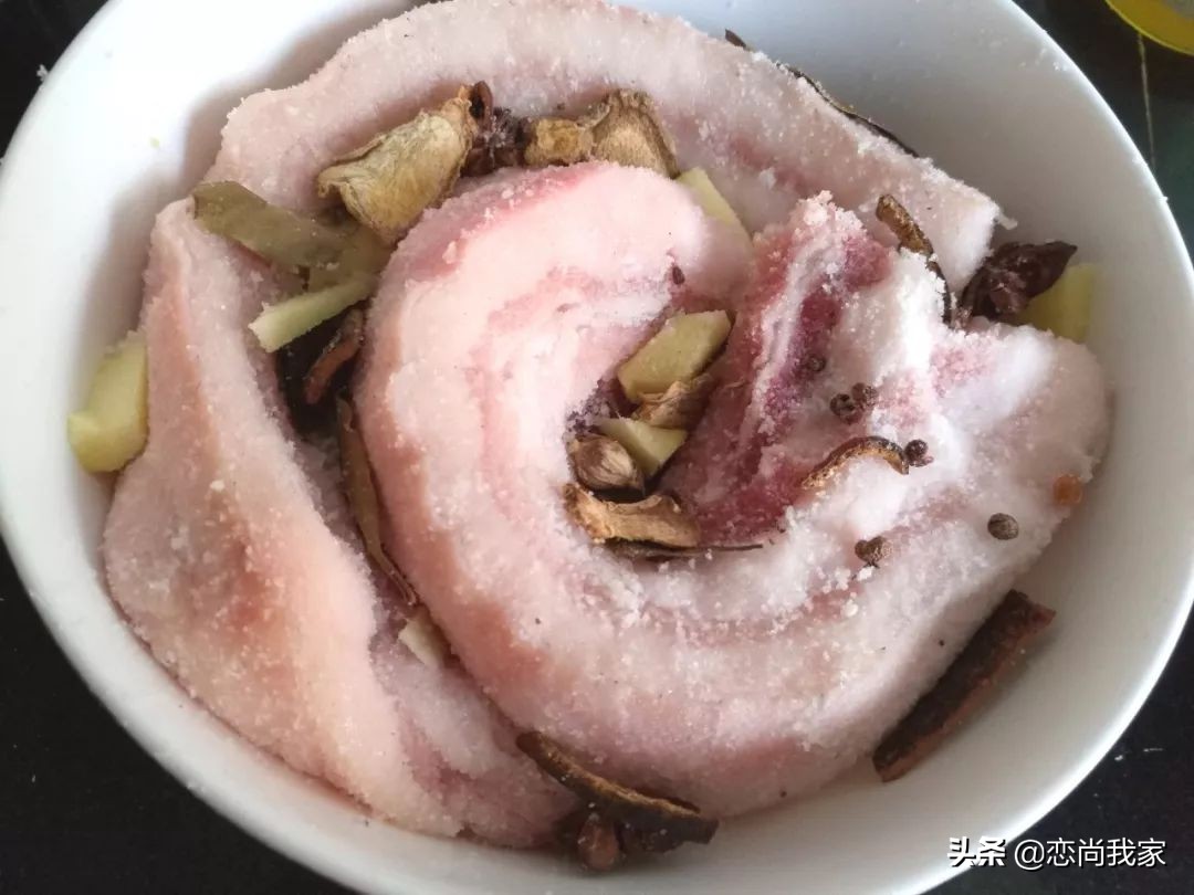 又到腌晒腊肉香肠的季节,又到了灌香肠腌腊肉的季节