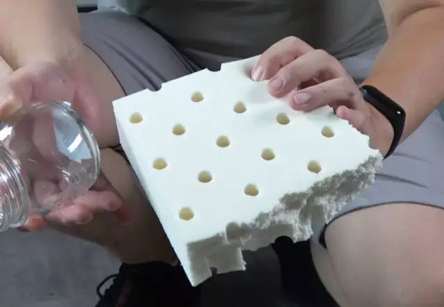 网上卖的乳胶床垫是真是假,乳胶床垫和席梦思床区别