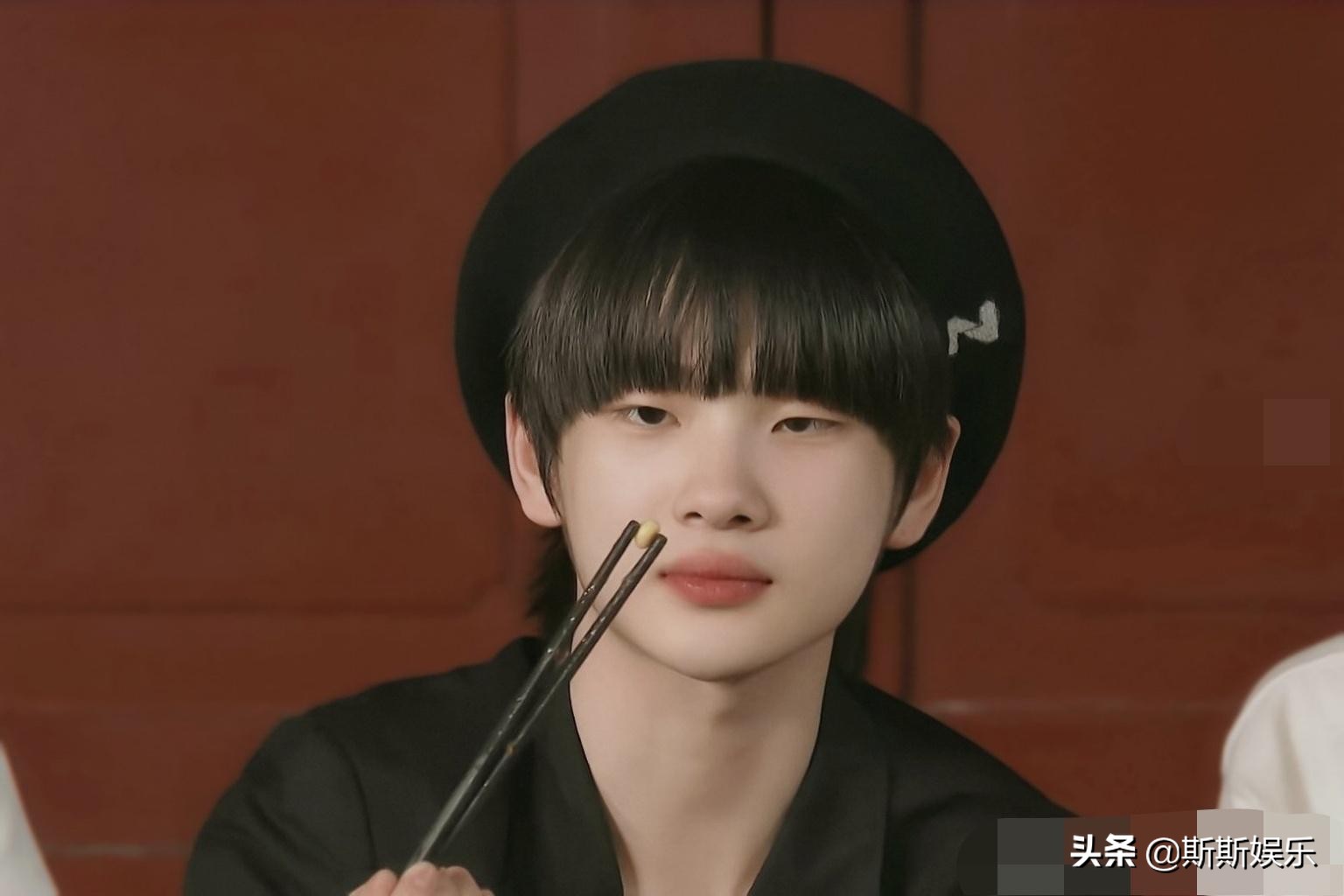 朋友请听好易烊千玺和周震南谁高,朋友请听好易烊千玺周震南张颜齐