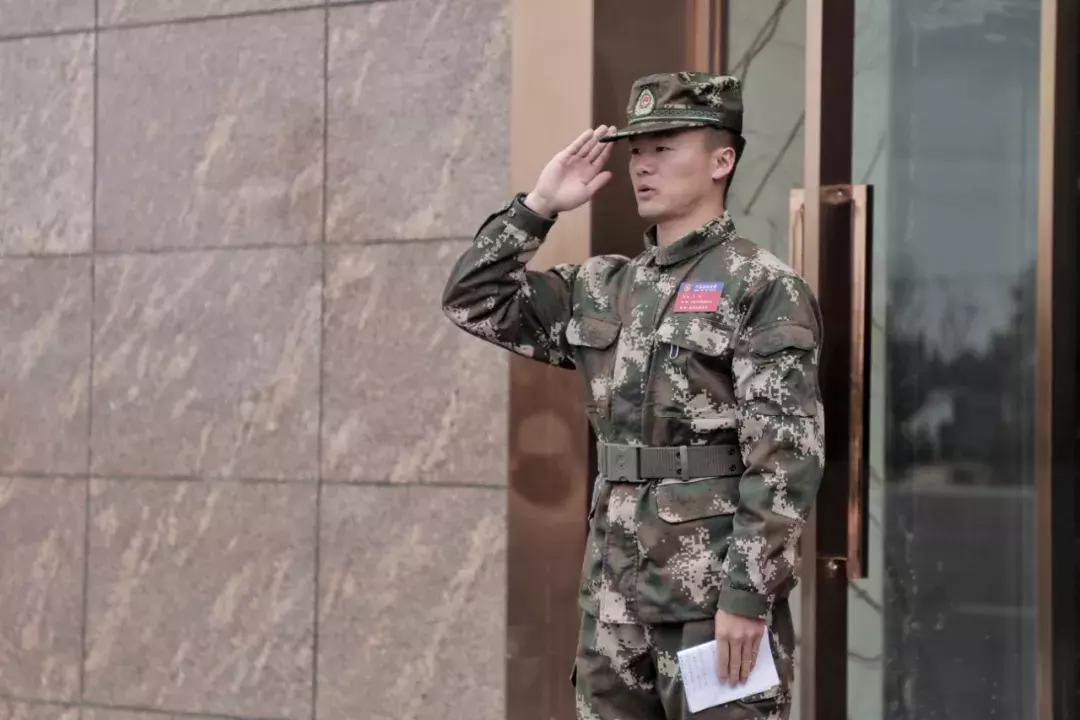 只5天时间就练出了感情——河北华夏梯队队员搂着教官依依不舍