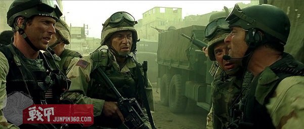 美国黑鹰战机坠落视频,十部顶级战争大片黑鹰坠落