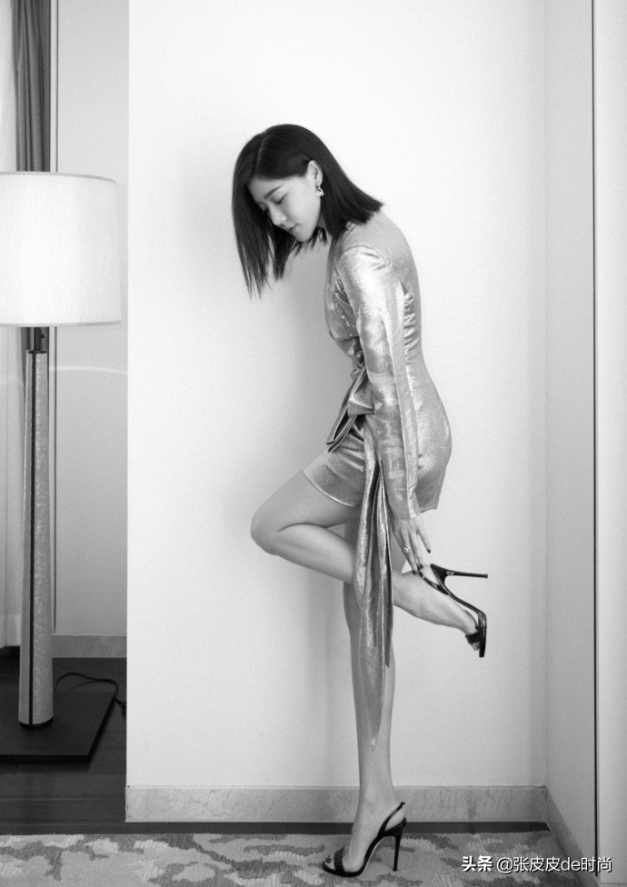 小姨妈邓家佳今年几岁了,小姨妈邓家佳晒照秀窈窕身材