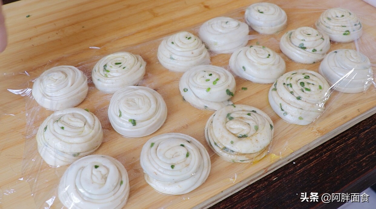 手抓饼柔软筋道层次丰富,爱吃手抓饼原坯