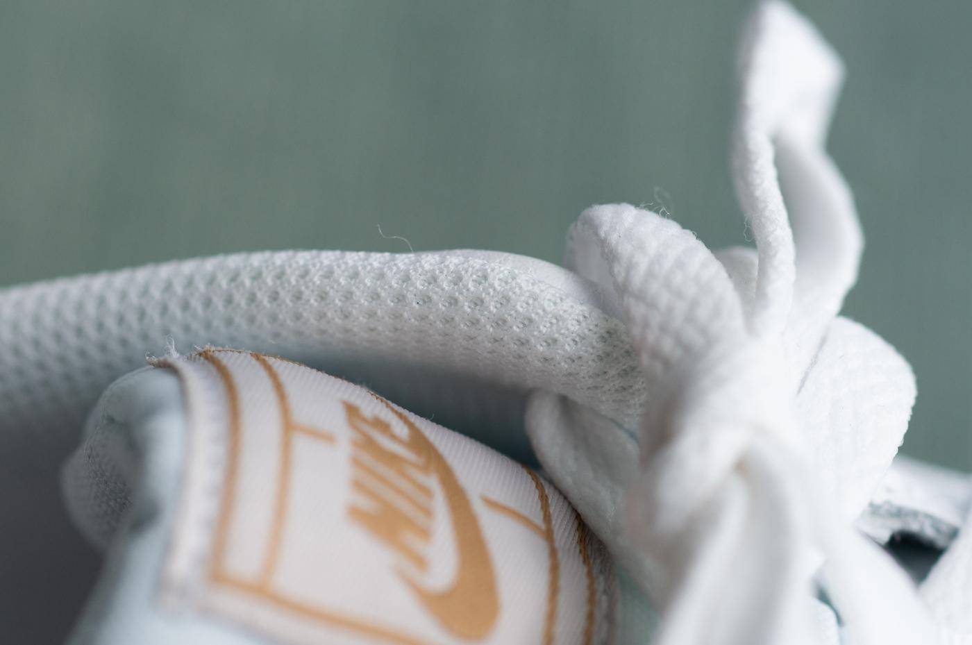 阿迪和耐克小白鞋哪个好,阿迪达斯和小白