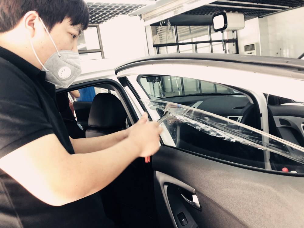 汽车窗户膜全是气泡,前挡玻璃刚贴的膜全是小泡泡