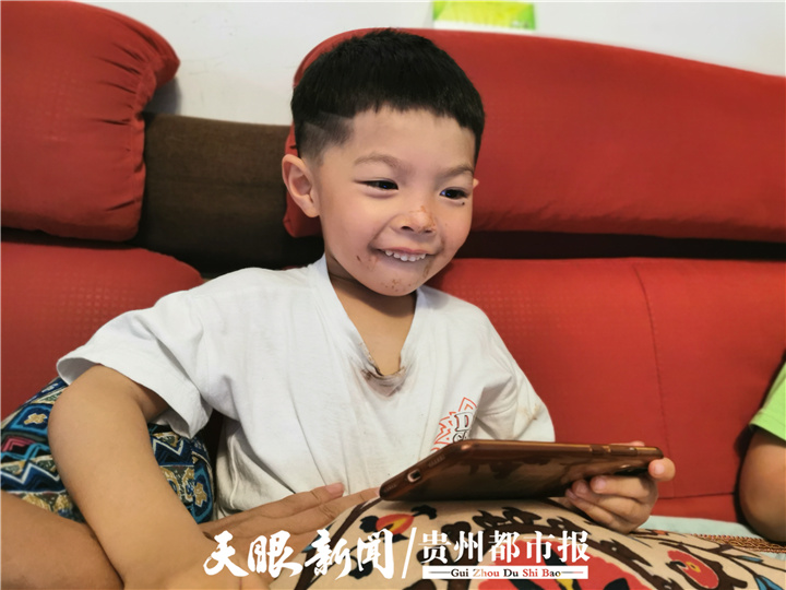 孩子哭闹不上学家长正确做法,开学第一天孩子哭闹不上学