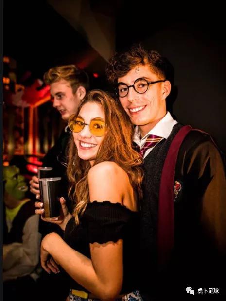 足球最深情的球员女友,足球运动员与球迷的暖心时刻