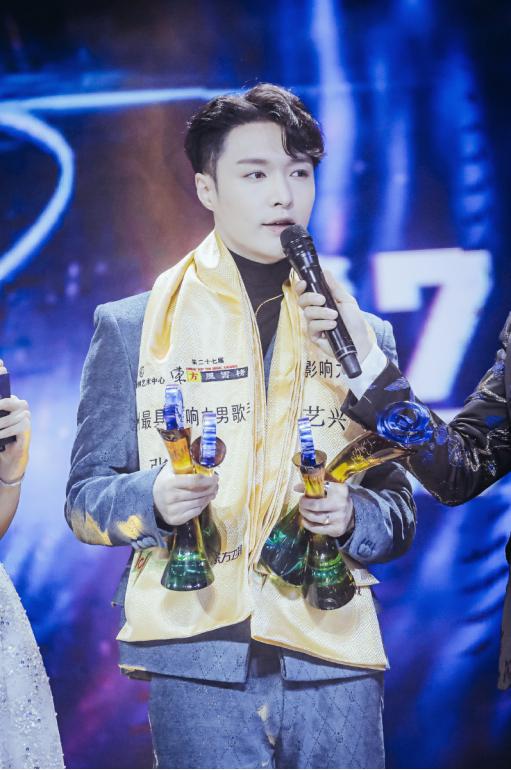 张艺兴王源音乐盛典上连拿四奖蔡徐坤周笔畅获最佳男女歌手
