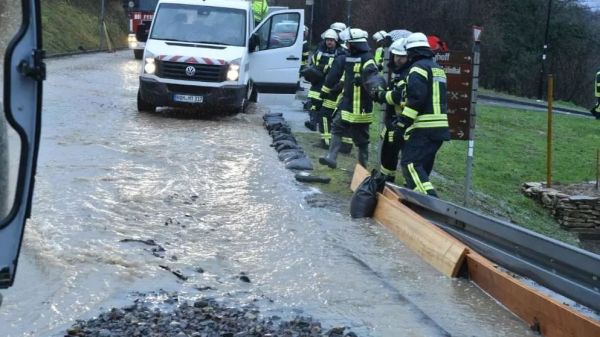 德国新闻丨81岁老人被发现在公寓中横死，孙子是凶手；乐极生悲，25岁青年酒后坠楼身亡