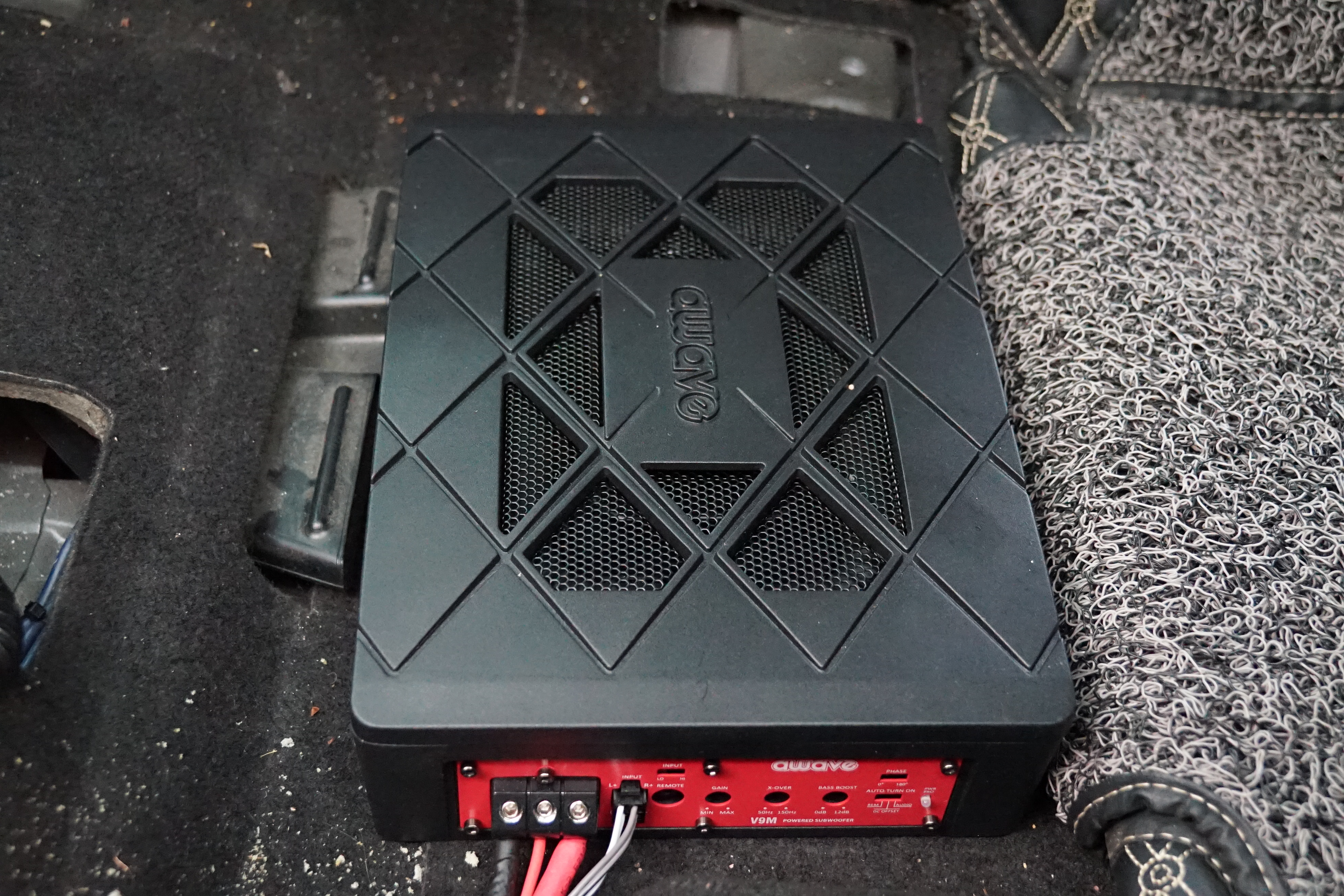 本田雅阁改装超薄爱威V8低音炮追求好音乐-广州车乐声汽车音响