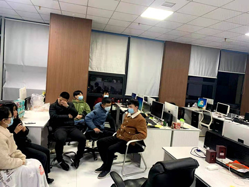 民警冲进写字楼捣毁诈骗窝点,警方卧底网络科技公司破获诈骗案