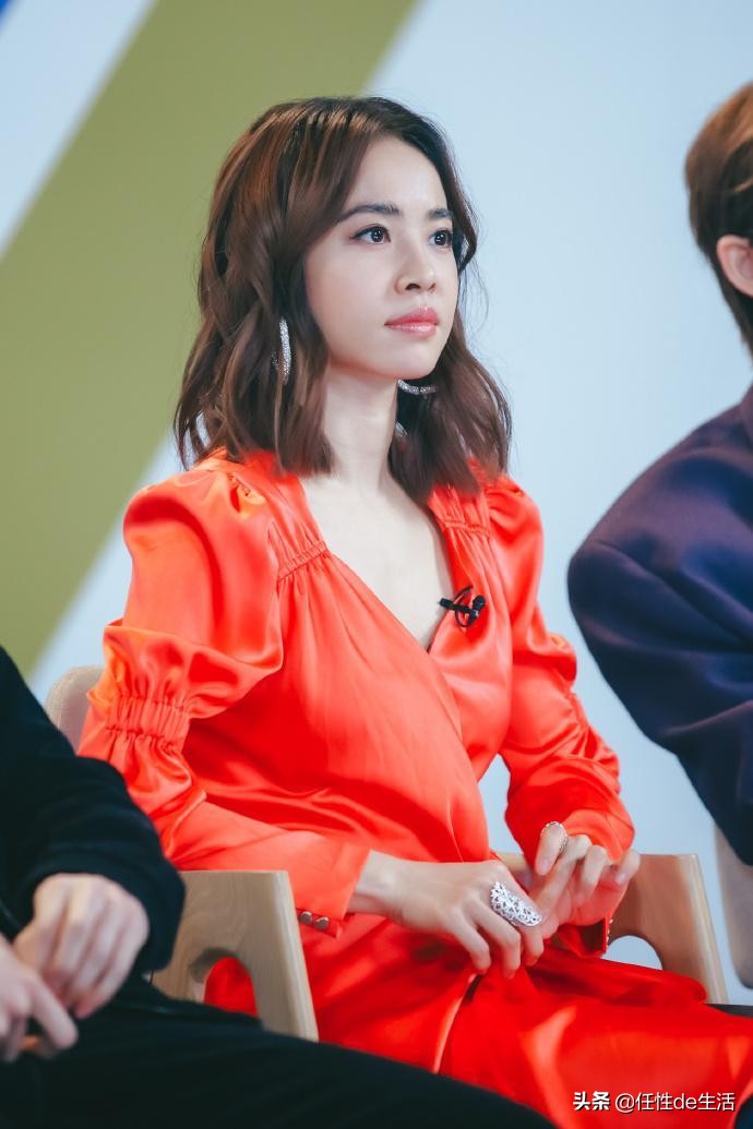 辛芷蕾穿金色亮片,辛芷蕾日常穿搭发型