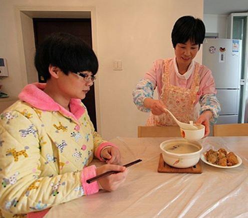 坐月子请保姆还是自己父母好,坐月子要妈妈照顾还是婆婆